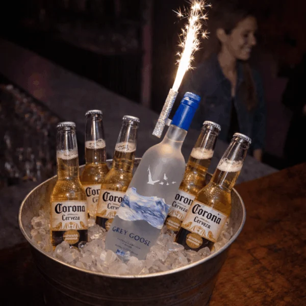 Fles in ijsemmer met brandende ijsfontein